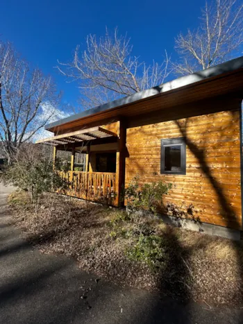 Mietunterkunft - Chalet Premium 32M² - 2 Rooms (Clim + Tv + Plancha) *** New 2024 !!! - Camping Les Portes du Canigou