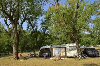 Stellplatz - Emplacement Tente Caravane Camping Car + Electricté + Voiture - Camping La Plage de L'Orb