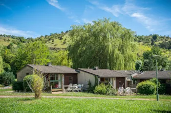Mietunterkunft - Komfort-Cottage 35 M² – 2 Schlafzimmer + Terrasse + Tv - - Flower Camping du Gévaudan 
