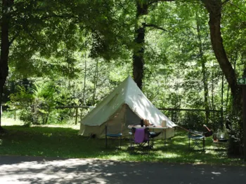 Stellplatz - Privileg-Paket Am Flussufer + Strom (6 A) + Wasseranschluss - - Flower Camping du Gévaudan 