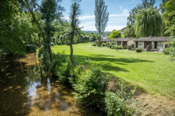 Mietunterkunft - Komfort-Cottage 35 M² Mit Blick Auf Den Fluss Und Den Park – 2 Schlafzimmer + Terrasse + Tv - - Flower Camping du Gévaudan 