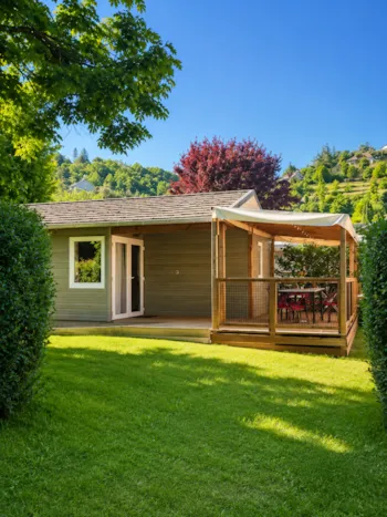 Mietunterkunft - Geräumiges Komfort-Chalet  30 M² – 2 Schlafzimmer + Überdachte Terrasse + Tv + Klimaanlage - Flower Camping du Gévaudan 