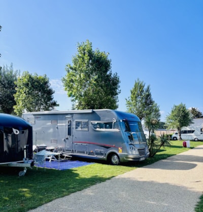 Pitch with 10A electricity included for caravan/tent with 1 car or 1 motorhome/campervan