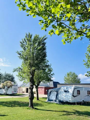 Stellplatz - Stellplatz Mit 10 A Stromanschluss Für Wohnwagen/Zelt Mit 1 Auto Oder 1 Wohnmobil/Kastenwagen - -- DOMAINE MON CALME --   Camping & Appart Hôtel