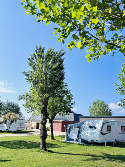 Pitch with 10A electricity included for caravan/tent with 1 car or 1 motorhome/campervan