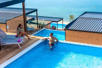Huuraccommodatie(s) - Deluxe 2 Slaapkamers Met Terras En Zwembad - Olivia Green Camping