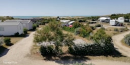 Emplacement - Emplacement 200 M² 4 Pers 2 Camping-Cars Ou 2 Tentes 16A. En Sup 08 Pers. - Camping Le Soleil d'Or