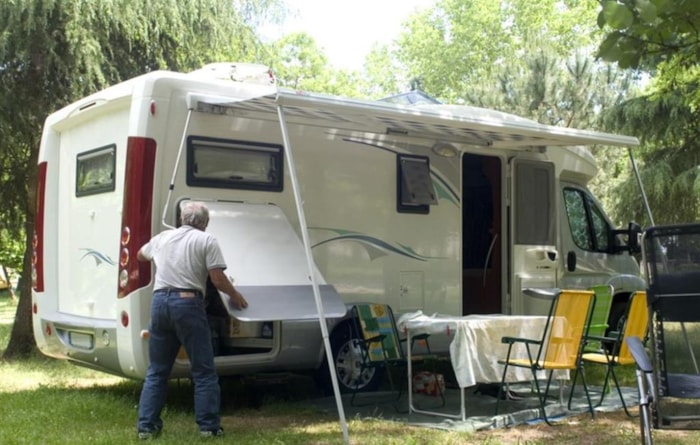 Emplacement - Electricité 10A Incluse / Prise Européenne Non Incluse / 1 Voiture Sur L'emplacement