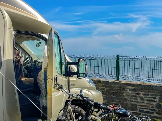 Emplacement - Electricité 10A Incluse / Prise Européenne Non Incluse / 1 Voiture Sur L'emplacement