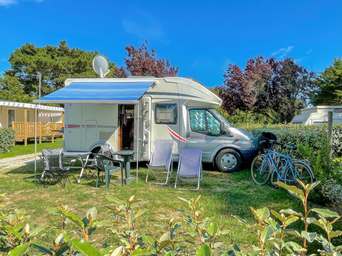 Emplacement - Electricité 10A Incluse / Prise Européenne Non Incluse / 1 Voiture Sur L'emplacement