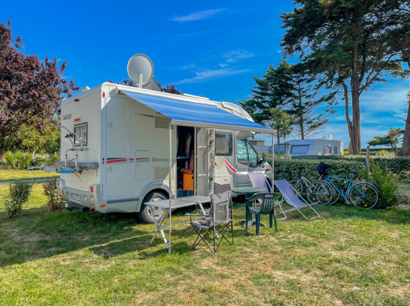 Piazzola Confort 2 pers (tenda, roulotte, camper / 1 auto / Elettricità 10A)