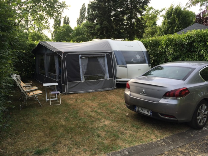 Emplacement + 1 Voiture + Tente, Caravane Ou Camping-Car + Électricité