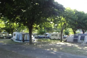 Emplacement - Stellplatz + Zelt, Wohnwagen, Wohnmobil / 1 Auto - Camping Paradis Family des Issoux