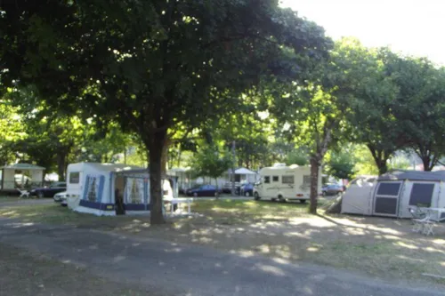 Stellplatz - Stellplatz + Zelt, Wohnwagen, Wohnmobil / 1 Auto - image n°1 - Camping Paradis Family des Issoux