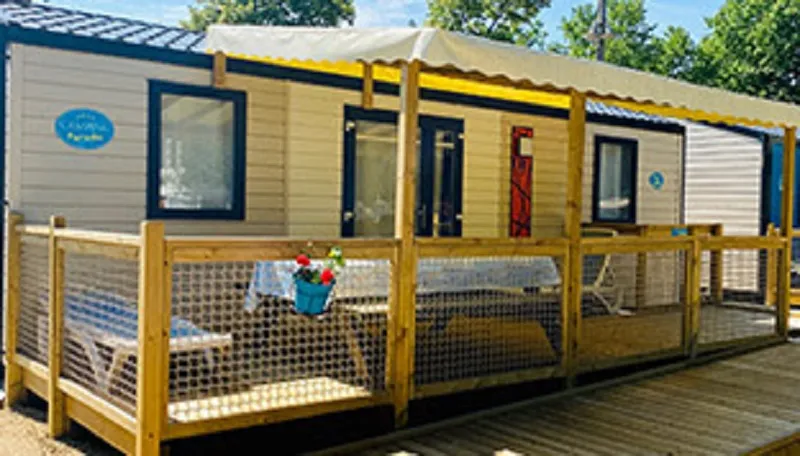 Location - Les Piki Mobils - Mobilhome 5 Personnes Terrasse Couverte 2 Chambres * - Camping Paradis Family des Issoux