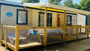 Locatif - Les Piki Mobils - Mobilhome 5 personnes Terrasse Couverte 2 chambres * - Camping Paradis Family des Issoux