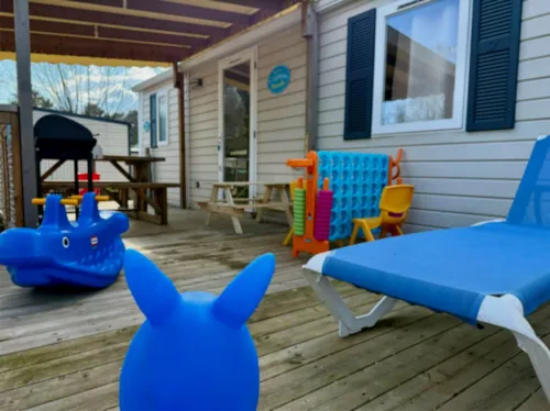 Accommodation - Les Piki Mobils - 5-Person Mobile Home With Covered Patio And 2 Bedrooms - image n°2 - Camping Paradis Family des Issoux