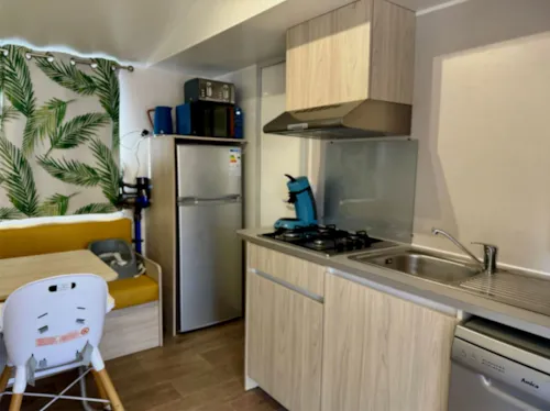 Accommodation - Les Piki Mobils - 5-Person Mobile Home With Covered Patio And 2 Bedrooms - image n°4 - Camping Paradis Family des Issoux