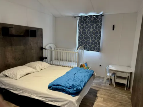 Accommodation - Les Piki Mobils - 5-Person Mobile Home With Covered Patio And 2 Bedrooms - image n°5 - Camping Paradis Family des Issoux