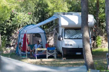 Stellplatz - Stellplatz Wohnwage - Camping Village Baia San Nicola