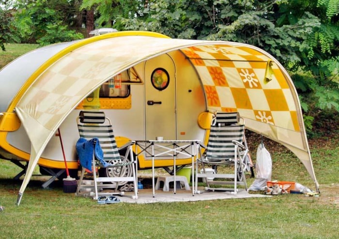 Emplacement (Caravane Ou Camping-Car / 1 Voiture + 1 Tente)
