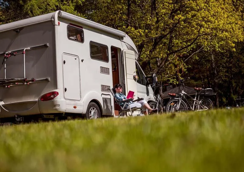 Standplaats (caravan of camper / 1 auto + 1 tent)