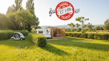 Stellplatz - Sonderpreiskarte "C'est Si Bon"  Mit Privatem Sanitär (Unverbindliches Foto Erstellt Von Ki) - Le Coin Tranquille C'est Si Bon