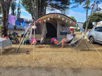 Stellplatz - Pauschale Stellplatz Plus Ein Fahrzeug Plus Elektrizität - Camping Mirabel La Renaudière