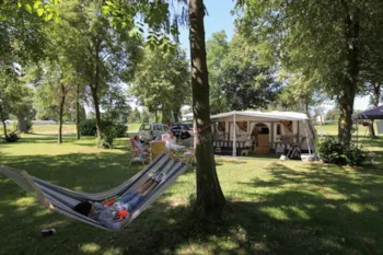 Stellplatz - Stellplatz Camping 2 : Auto + Zelt/Wohnwagen Oder Wohnmobil + Strom + Wasser - Recreatiepark en Jachthaven De Scherpenhof