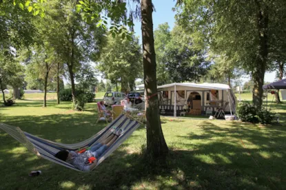 Emplacement Camping 2 : Voiture + Tente/Caravane Ou Camping-Car + Électricité + Eau