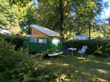 Stellplatz - Pauschale Stellplatz + 1 Fahrzeug + Zelt - Camping Les Rives de l'Oust
