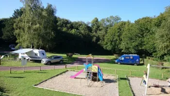 Stellplatz - Stellplatz (Zelt, Wohnwagen, Wohnmobil / 1 Auto) - Camping Les Gravelets