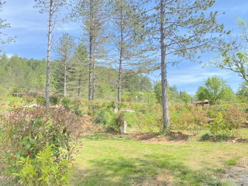 Emplacement Confort - Branchement Électrique 10A + Eau + 120M²