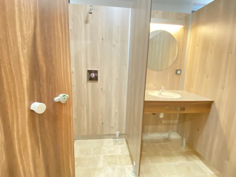 Emplacement Confort - Branchement Électrique 10A + Eau + 120M²