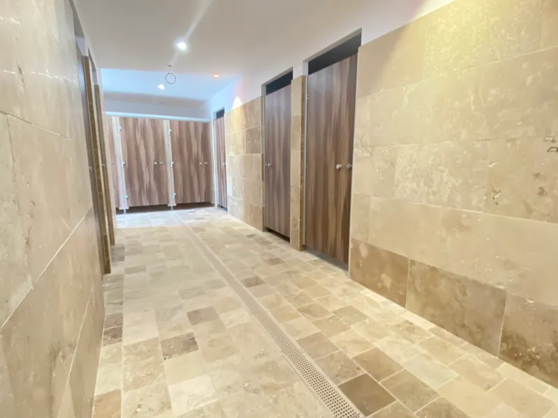 Emplacement Confort - Branchement Électrique 10A + Eau + 120M²