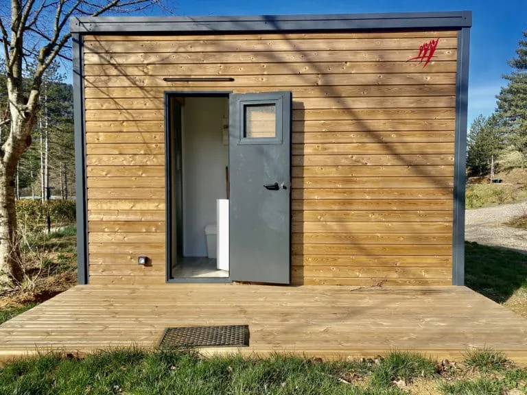 Emplacement Premium Équipé D'un Sanitaire Privé Individuel