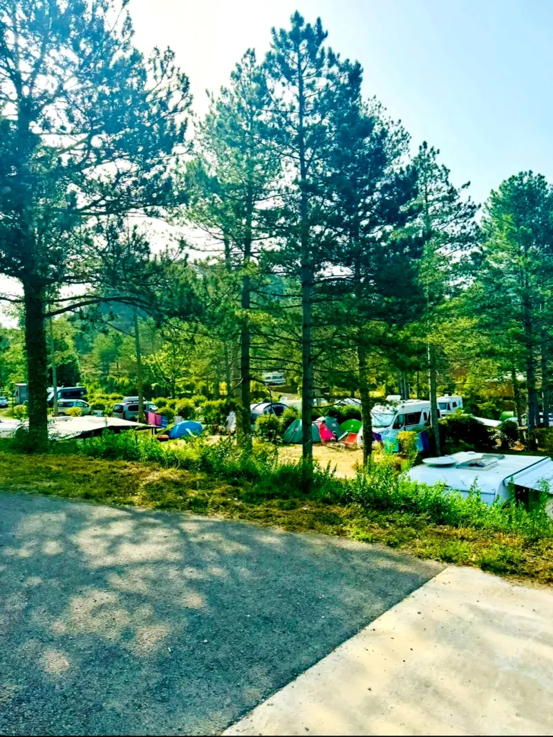 Emplacement Confort - Branchement Électrique 10A + Eau + 120M²