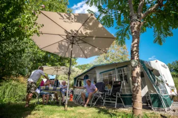 Stellplatz - Stellplatz Grand Komfort + Strom - Camping Beau Rivage