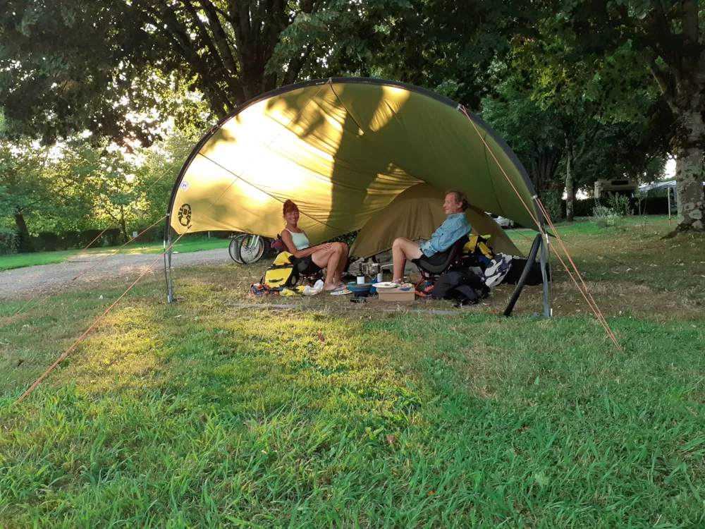 Emplacement - Forfait Randonneur Seul À Pied Ou À Vélo - Camping Beau Rivage