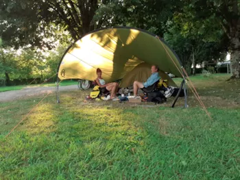Stellplatz - Stellplatz Pauschale Wanderer Oder Radfahrer - Camping Beau Rivage