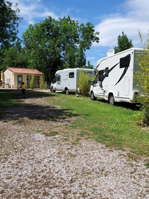 Emplacement + 1 Voiture + Tente, Caravane Ou Camping-Car