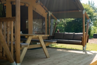 CANVAS LODGES: EVASION