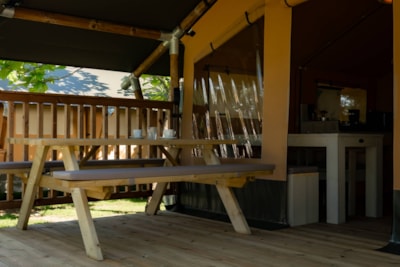 CANVAS LODGES: EVASION