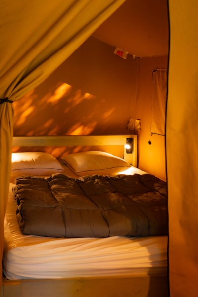 CANVAS LODGES: EVASION
