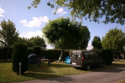 Standplads + 1 bil + telt, campingvogn eller autocamper