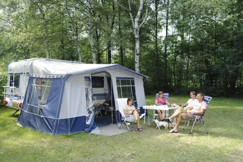 Emplacement camping avec 2 pers, electricité et voiture compris
