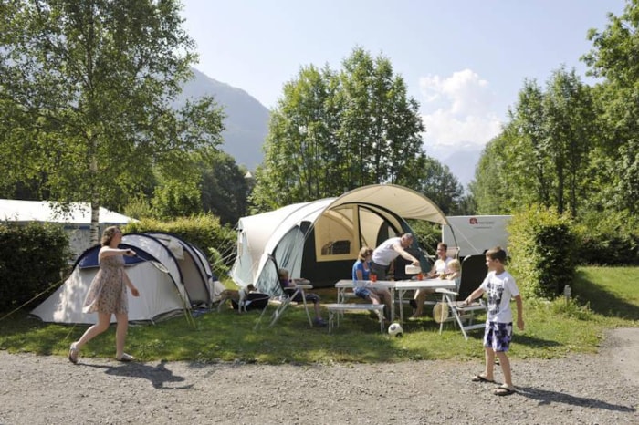 Emplacement Camping Avec 2 Pers, Electricité Et Voiture Compris
