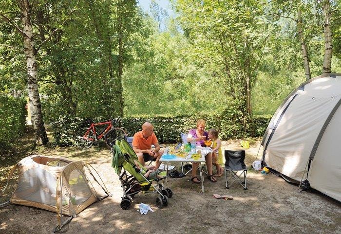 Emplacement camping avec electricité et voiture comprises