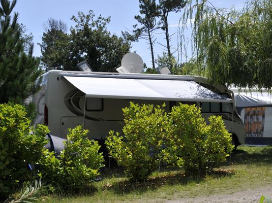 Emplacement + 1 Voiture + Caravane / Camping-Car / Van Aménagé