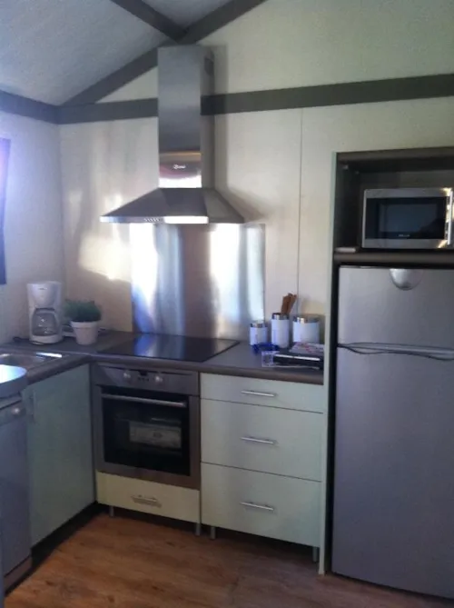 Location - Chalet Sekoya Premium 35M² - 2 Chambres + Terrasse 17M² + Plancha + Tv + Lave-Vaisselle - - image n°5 - Flower Camping  A La Rencontre du Soleil